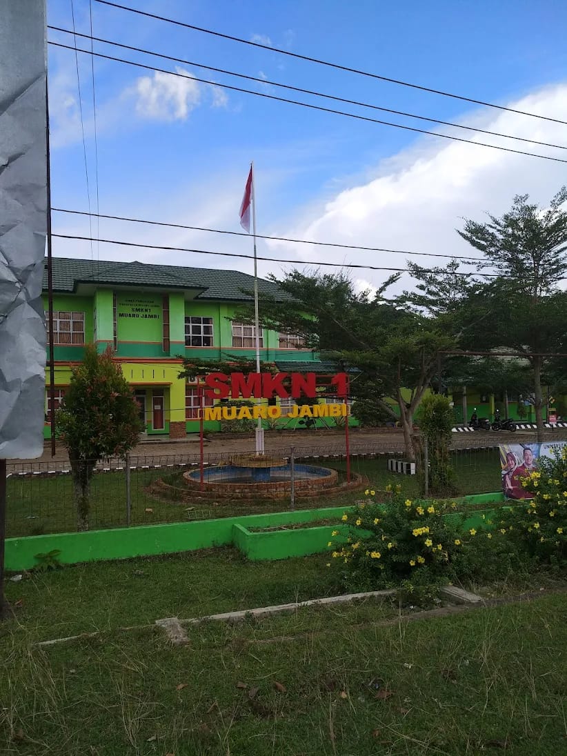 Gedung sekolah dengan arsitektur modern dan taman hijau