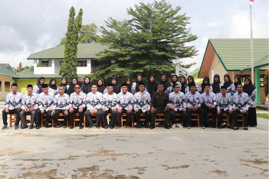 SMKN 1 Muaro Jambi Gelar Foto Bersama Tenaga Pendidik dan Kependidikan