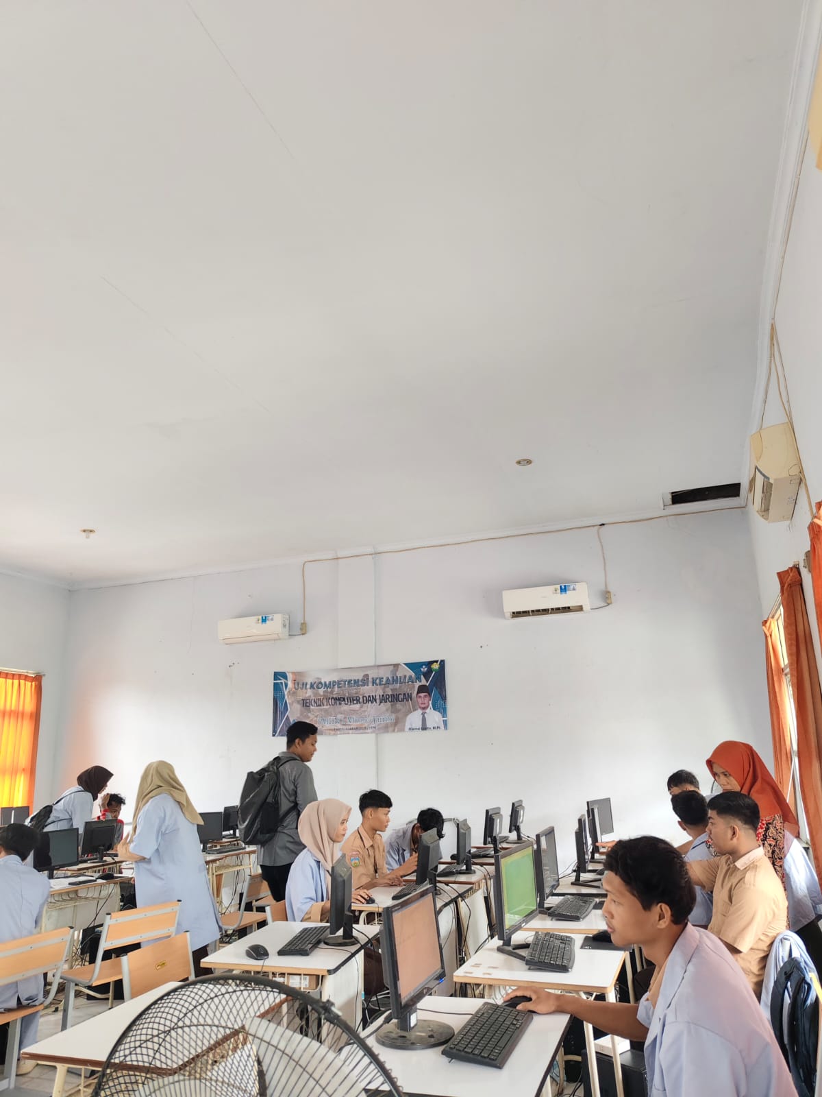 siswa jurusan Teknik Komputer dan Jaringan sedang melaksanakan praktik komputer