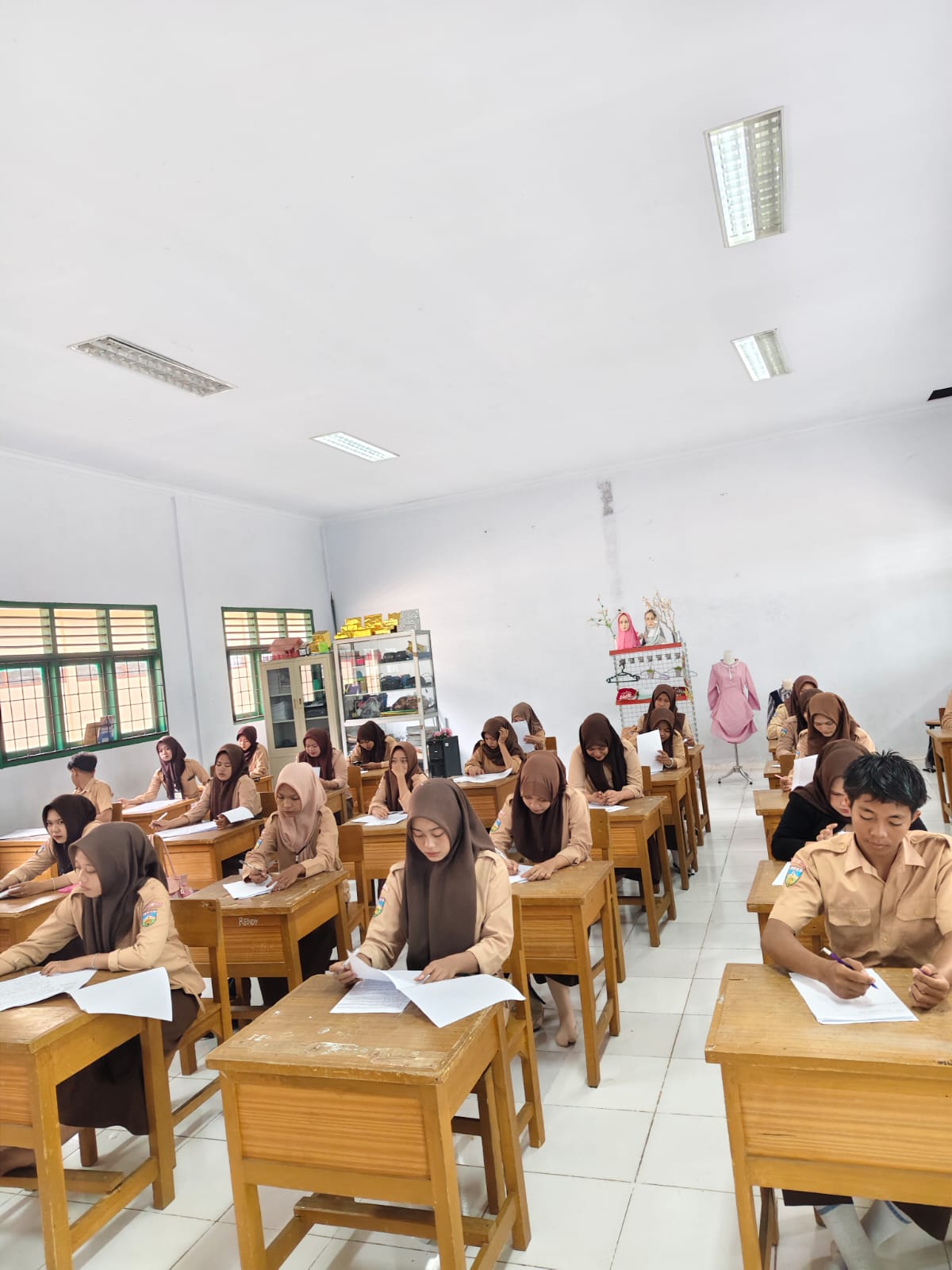 Siswa jurusan Pemasaran sedang mengikuti kegiatan pembelajaran di kelas