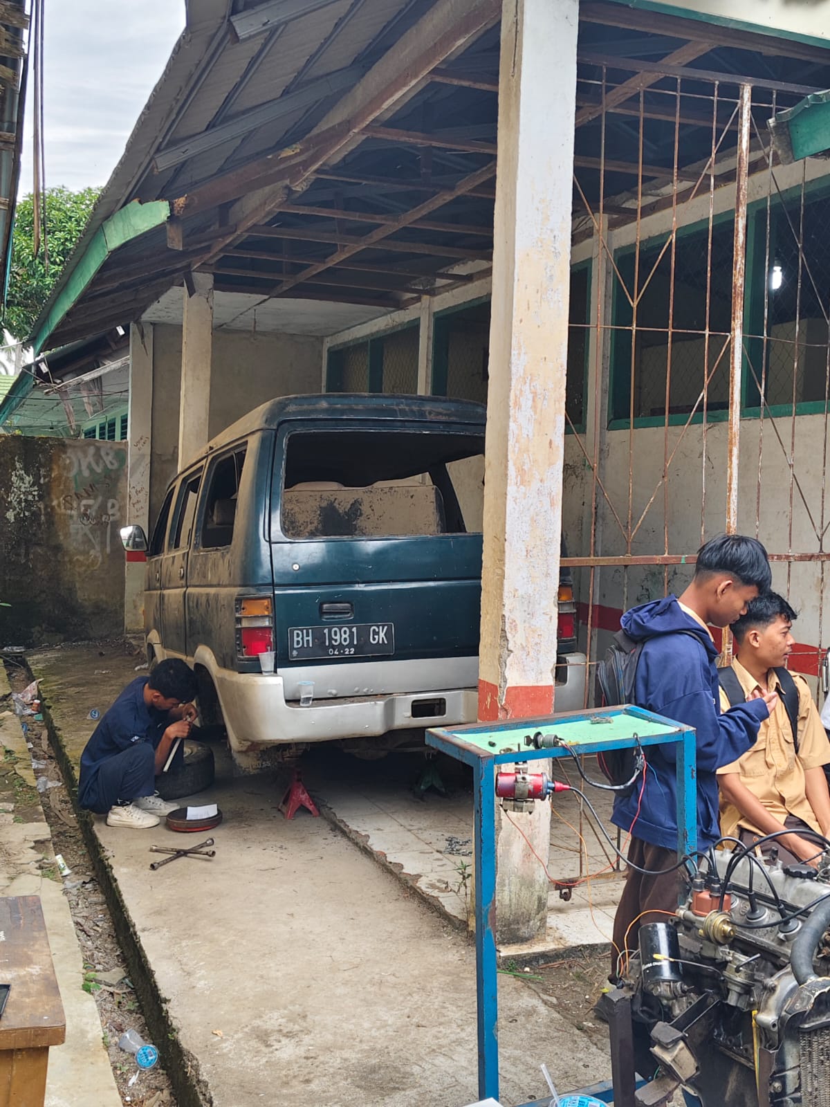 Siswa jurusan otomotif sedang melakukan praktik perbaikan dan pengecekan kendaraan